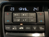 オートエアコンは左右席で独立温度コントロールが可能です。運転席はキンキンに冷やして助手席はマイルドにと言った設定が可能です☆暑さ寒さでケンカすることもなくなりますね♪