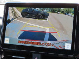 バックモニター付きでガイドラインがモニターに表示され、車庫入れや縦列駐車などの際に役立ちます!