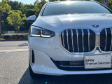 【キドニーグリル】BMWは約90年もの間、ほぼ全ての車両にひと目でBMWだと分かるこの特徴的なフロントグリルが備えられ、デザイン・アイコンとして親しまれてきました。