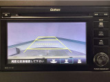 【バックカメラ】運転が苦手な方も車庫入れラクラクです!ギアをリバースに入れれば自動的に切り換わりますので、面倒な操作は不要です♪狭い駐車場もお車を傷つけず安心ですね!