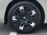 BMW純正20インチホイール。洗練されたデザインで、足元の個性を引き立てます。