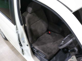 程よい硬さとホールド性が高いシートで長時間運転も快適です。