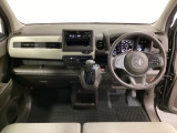 車内は光触媒抗菌消臭施工済です。スタイリッシュなデザインでスポーティなインパネ周りを演出します。グローブボックスやカップホルダーのほかにトレーなどたくさんの収納スペースが付いています。
