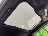 【ガラスルーフ】ガラスルーフ搭載で車内の解放感が一気にアップ!開放的なドライブをお楽しみいただけます。