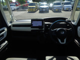 大きなフロントガラスで広々とした視界の運転席まわりです。