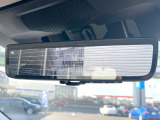 【スマートリヤビューミラー】後席の大きな荷物や同乗者で後方が確認しづらい時でも安心!カメラが撮影した車両後方の映像をルームミラー内に表示。クリアな視界で状況の確認が可能です!