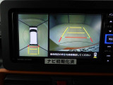 【パノラマモニター】上からの映像を表示。前後左右のカメラで合成し、運転席からの目視だけでは確認しにくい状況をリアルタイムで見晴らせます