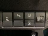 ハンドルの右側にはヘットライトリベライザーとHondaセンシング用のメインスイッチがついています。ヘッドライトリベライザーは道路状況や積荷の加重に応じてライトの高さを調節できます。