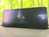 【10.25インチマツダコネクト】車内の雰囲気にマッチした大型ディスプレイ。スマホ接続でのナビ使用やBluetooth再生等、様々な機能が楽しめます。直感的なダイヤル操作が可能で、使い勝手も良好です。