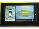 パノラミックビューモニター付きです。車両を上から見たような映像をディスプレイオーディオ画面に表示。運転席からの目視だけでは見にくい、車両周辺の状況をリアルタイムでしっかり確認できます。