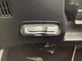 ハンドルの左下にETCがついています。高速道路の料金所の通過も楽々です。 カードの取り出しもしやすい場所についています。