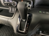 CVT車のセレクトレバーです。低速から高速まで、変速ショックのないスムーズな走りを実現するとともに、エンジン効率のよい領域を維持することで燃費にも貢献します。