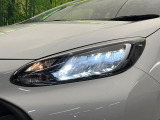 【LEDヘッドライト】悪天候や夜間走行時も良好な視界を確保し安心して運転できる高輝度LEDヘッドライトを装備!点灯速度が早く、消費電力も抑えられています。