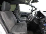 ゆったり室内で運転もしやすいです♪使い勝手の良い配置も考えられています!!
