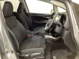 広い足元にゆったり座れるシートには肘掛けも装備しており長距離の運転でも疲れにくくなってます。女性でも運転がしやすいように、シートの高さ調整機能(シートリフター)がついています。