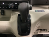 CVT車のセレクトレバーです。低速から高速まで、変速ショックのないスムーズな走りを実現するとともに、エンジン効率のよい領域を維持することで燃費にも貢献します。