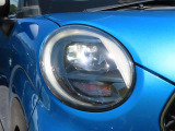 今や主流となってきました「LEDヘッドランプ」。消費電力も少なく、エコ走行に貢献します。コレが付いているだけで、優越感に浸れますよね。HIDに負けないくらい明るく安全です。
