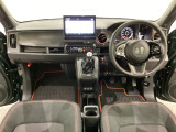 車内は光触媒抗菌消臭施工済です。スタイリッシュなデザインでスポーティなインパネ周りを演出します。グローブボックスやカップホルダーのほかにトレーなどたくさんの収納スペースが付いています。