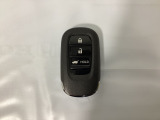 スマートキーを装備しています。鍵を差し込むことなくドアロックの開け閉めと、スタートボタン操作でのエンジンスタートができます。ボタン操作でトランクが開けられる電動テールゲートのボタンもついています。