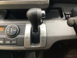 CVT車のセレクトレバーです。低速から高速まで、変速ショックのないスムーズな走りを実現するとともに、エンジン効率のよい領域を維持することで燃費にも貢献します。