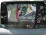 ギアを『R』に入れた後、カメラボタンを押すと、運転席から見えない左側面をナビ画面にうつしてくれるので、幅寄せや縦列駐車がし易くなります。