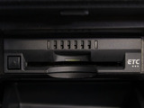 コンソール内一体型のビルトインETC装備!見た目の部分も良いですが、ETCカードの盗難防止になる設置箇所です!料金所の渋滞回避!時間帯・日によって料金の軽減を受けられます!ストレス知らずのドライブ!