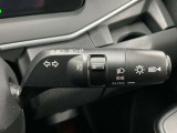 【オートライト】車のセンサーが周囲の明るさを感知し、自動でヘッドライトを点灯・消灯する機能です。この機能は夕暮れ時の交通事故が多い時間帯の安全性を高めてくれます。