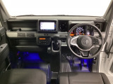 車内は光触媒抗菌消臭施工済です。スタイリッシュなデザインでスポーティなインパネ周りを演出します。グローブボックスやカップホルダーのほかにトレーなどたくさんの収納スペースが付いています。