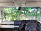 フロントガラスが大きく、ワイドな視界で運転もしやすくなるように設定されています。