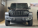 Jeep伝統の丸目のヘッドライトにセブンスロットグリル!一目でJeepだとわかります。