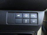 パーキングセンサーや横滑りを防ぐVSA等のスイッチ類は運転席の右側、手の届きやすい位置にあります。