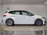【BMWの伝統-3】BMWのお車は、&ldquo;駆け抜ける歓び&rdquo;を体現しております。走行の安定性とコーナリングの良さを追求し、思い通りにハンドルの操作可能です。