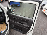 運転席のドア内部でございます。