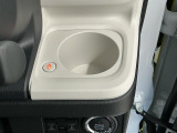 【ホッとカップホルダー】ホットドリンクをちょうどいい温度でキープしてくれる保温機能付きのカップホルダーです。冬の寒い日でも快適なドライブを♪