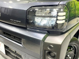 【LEDヘッドライト】悪天候や夜間走行時も良好な視界を確保し安心して運転できる高輝度LEDヘッドライトを装備!点灯速度が早く、消費電力も抑えられています。