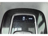トラクションコントロールとは、すべりやすい路面での発進時や加速時にタイヤの空転を抑え、駆動力確保に貢献する機能です。詳細は販売店スタッフまでおたずねください。