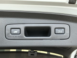 お好みの位置で止められるメモリー機能付の電動リアゲートです!後ろが狭い駐車場でもスムーズに荷物を積めて、さらに背が低い人の手がムリなく届く高さで止めることも可能です!
