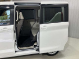 【両側オートスライドドア】子供を乗せたりするのにも隣のお車を気にせずストレスフリー★雨の日などはリモコンキーからドアの開閉ができとても便利な両側オートスライドドア★