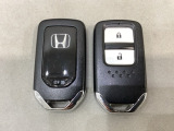 スマートキーを装備しています。鍵を差し込むことなくドアロックの開け閉めと、スタートボタン操作でのエンジンスタートができます。スペアキーも同じものを用意しております。