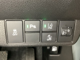 ハンドルの右側にはヘットライトリベライザーとHondaセンシング用のメインスイッチがついています。ヘッドライトリベライザーは道路状況や積荷の加重に応じてライトの高さを調節できます。