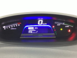 デジタル表示のスピードメーターを大きく配した見やすいメーター部になっています。中央のインフォメーション画面でオドメーターや燃費などの情報を確認できます。