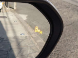 隣車線を走る車両をレーダーで検知し、ドアミラーでは確認しにくい後側方エリアに存在する車両に加え、急接近してくる車両も検知します。車両を検知するとドアミラーに搭載されたLEDインジケーターが点灯します。