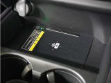 ◆ワイヤレス充電器◆ワイヤレス充電規格Qiに適合した機器を充電エリアに置くことで使用できます。