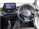 スタイリッシュなデザインのインパネ。各操作スイッチは使いやすい位置に配置されてます。