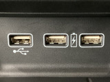 【USBポート】USBポートも装備されています、スマートフォンの充電やオーディオに連携も可能です、今や欠かせない装備の一つです!