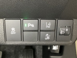 ハンドルの右側にはヘットライトリベライザーとHondaセンシング用のメインスイッチがついています。ヘッドライトリベライザーは道路状況や積荷の加重に応じてライトの高さを調節できます。