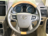 インテリアに合わせたデザインのステアリングは、運転される方のことも考え、運転しやすい形状、大きさです。是非一度、実際に触ってお確かめください。