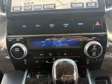 オートエアコンで車内快適♪ご希望の温度に設定すれば風向きや風量を自動で調整してくれますよ!