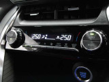 車内の温度管理に便利なオートエアコン☆