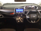 【前方視界】開放的な前方視界!運転がしやすく疲れにくいです♪窓が大きく、見通しがとっても良いおクルマですよ♪
